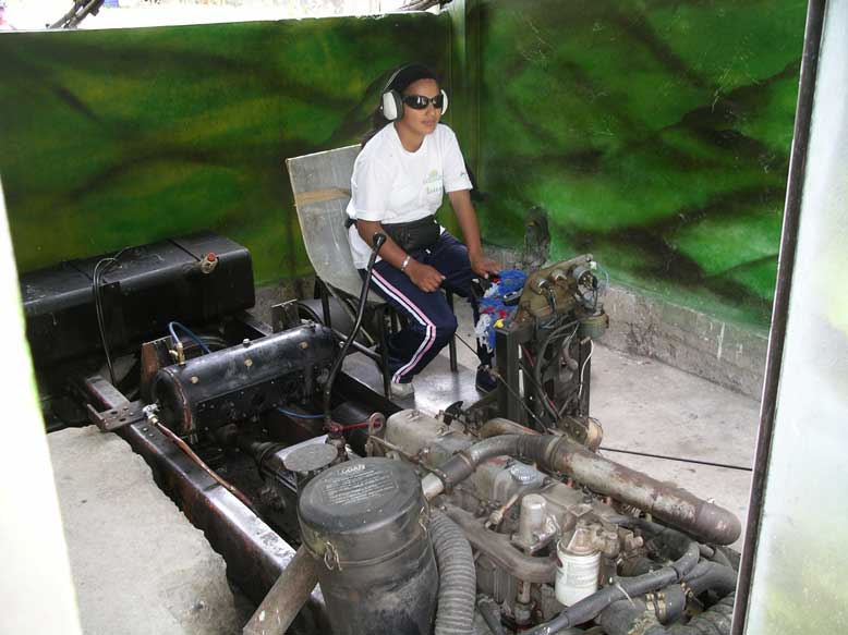 ojito al invento del cable, con operaria y todo